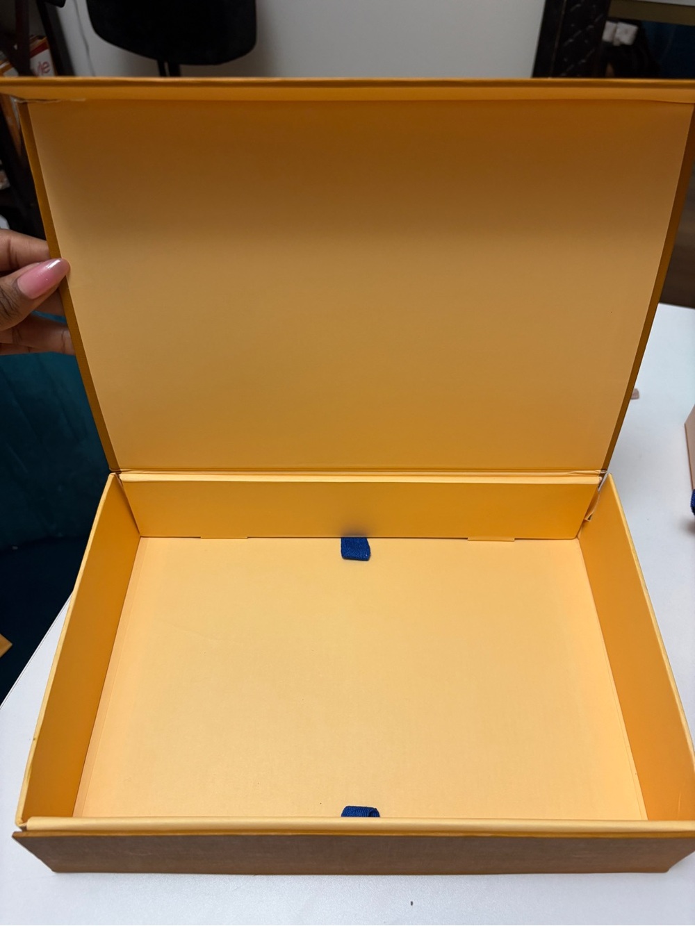 Louis Vuitton Box & Ribbon - Picture 5 of 5